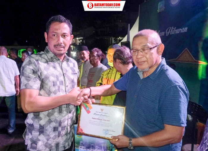 Sekretaris Daerah Kepulauan Anambas menyerahkan penghargaan  kepada perwakilan masyarakat Kecamatan Siantan Tengah